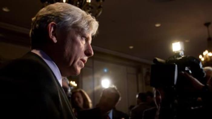 David Miller répond aux questions des journalistes lors d'une mêlée de presse