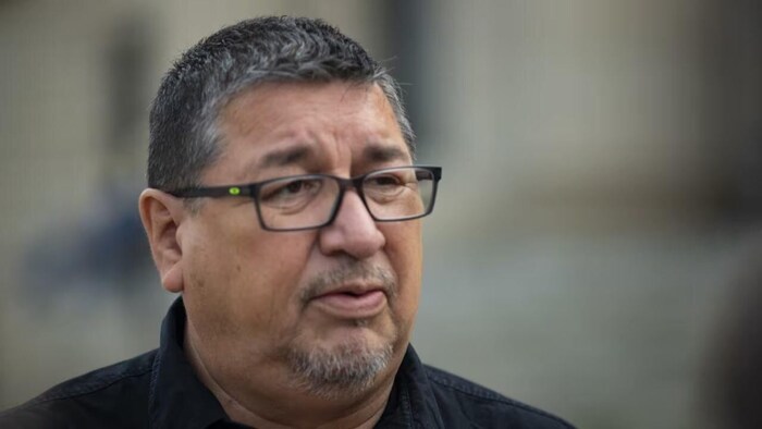 David Monias parle à l'extérieur.