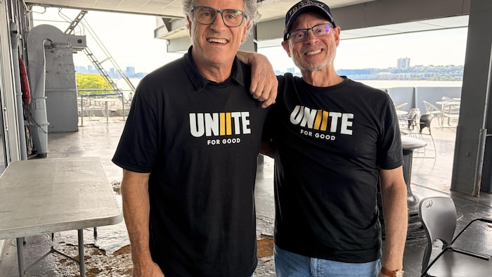 David Paine et Jay Winuk sur le pont du porte-avions.