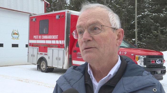 David Pharand en entrevue devant le poste de commandement mobile du Service de sécurité incendie de Duhamel. 