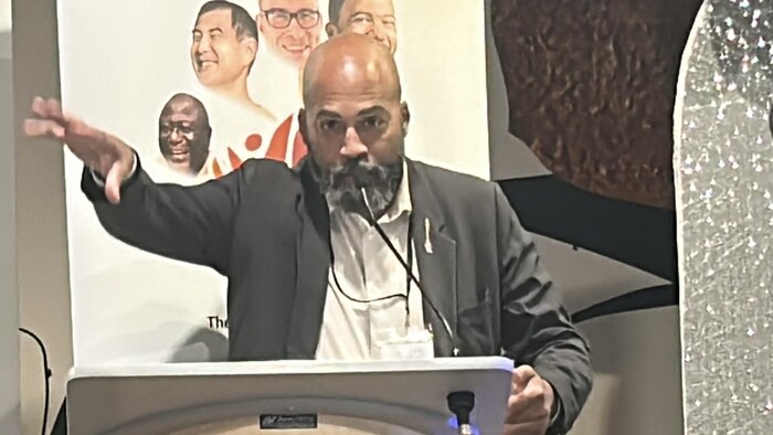 Un député livre un discours sur la santé mentale.