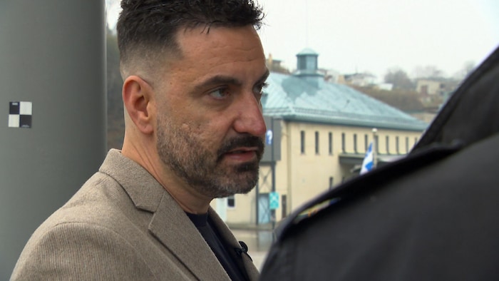 David St-Laurent lors d’une entrevue accordée à Radio-Canada dans le secteur de la Traverse, à Lévis.