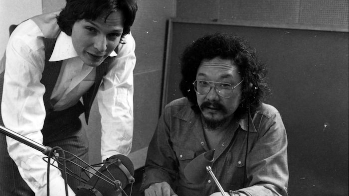 Ivan Fecan, David Suzuki sont devant un bureau.