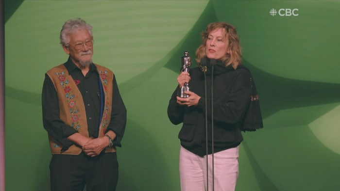 Le Prix humanitaire des Junos a été remis à l’autrice-compositrice-interprète Sarah Harmer. 