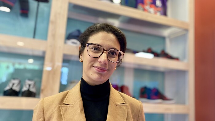 Davida Aronovich sourit devant l'exposition au musée de Toronto.
