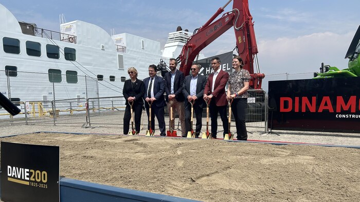 Plusieurs élus, pelle en main, devant le chantier Davie.