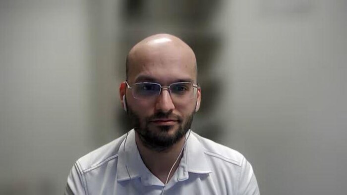Le Dr Davinder Singh pendant une entrevue par Zoom.