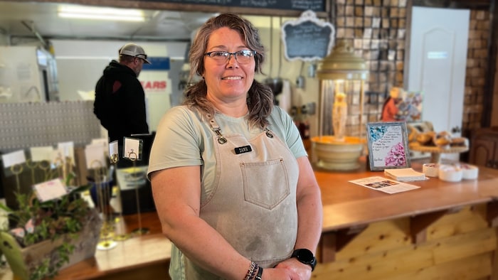 Dawn Allard est devant le comptoir dans un café.