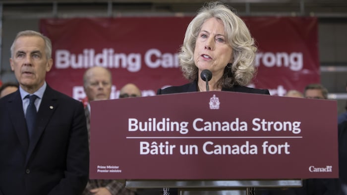 La dirigeante du Bureau des grands projets du gouvernement fédéral, Dawn Farrell, prend la parole, sous le regard du premier ministre Mark Carney, lors de l'annonce de cinq projets majeurs à Edmonton, le jeudi 11 septembre 2025. 
