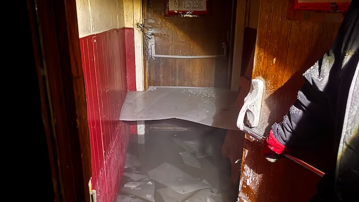 De l'eau a laissé des marques sur les murs. Il y en a encore, avec des plaques de glace.