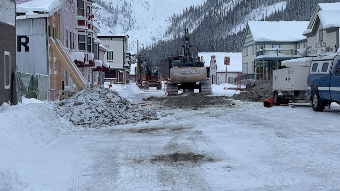 Des pelles mécaniques au milieu d'une rue.
