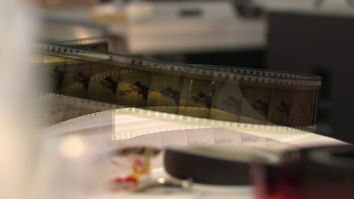 Gros plan sur une pellicule de 35 mm.