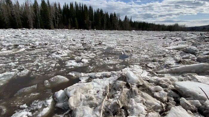 La rivière Klondike près de Henderson Corner est remplie de glace. 