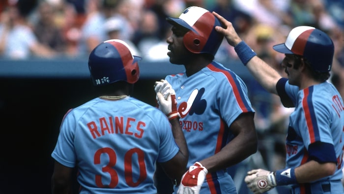Des joueurs de baseball se félicitent.