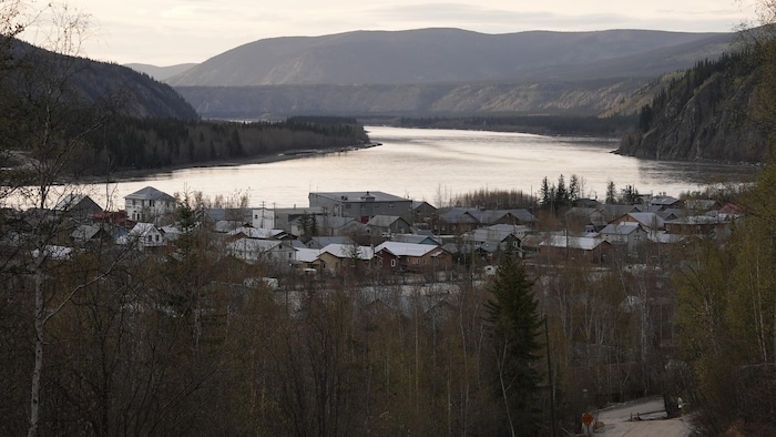 Le village de Dawson et le fleuve Yukon au coucher du soleil, le 11 mai 2024. 