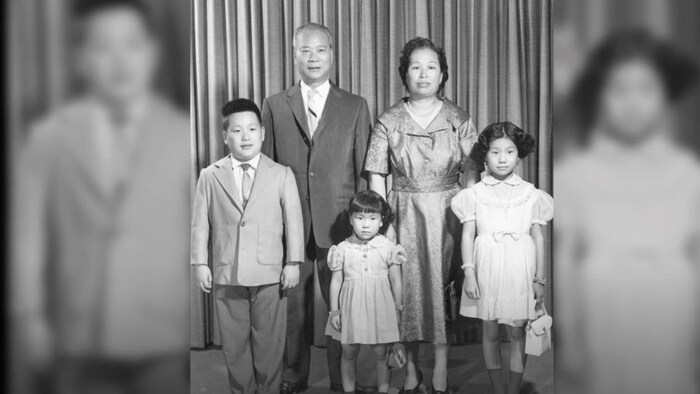 儿童时期的李桂换，前排中，和父母、哥哥姐姐的全家福。（纪录片截图）