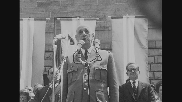 Charles de Gaulle devant des micros