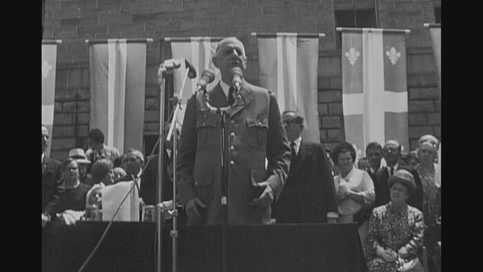 Charles de Gaulle sur une estrade
