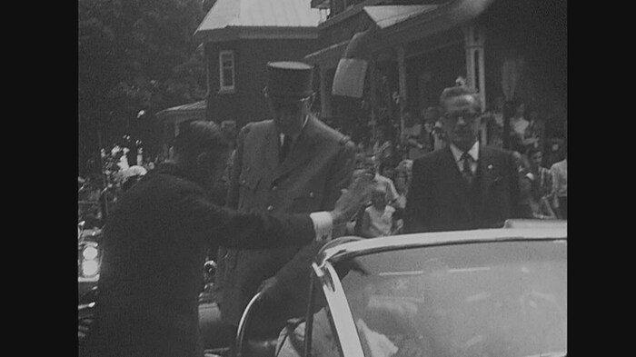 Charles de Gaulle débarquant d'une voiture