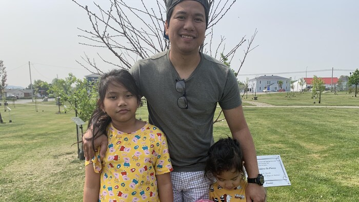 Dean Salvador et ses deux filles près d'un parc.
