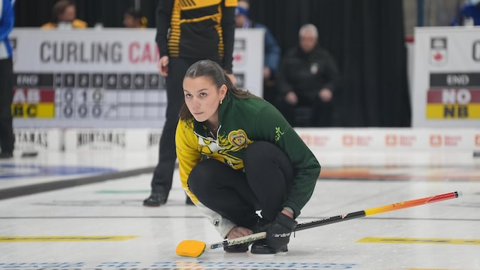 Deanna Chilton sur une glace de curling.