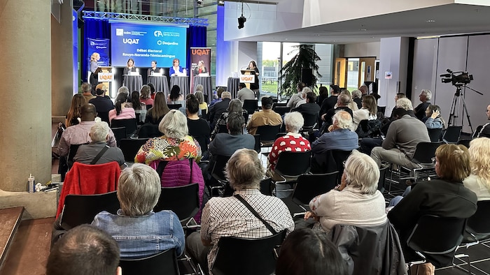 Environ 100 personnes étaient présentes dans l'Atrium de l'UQAT. France Marion, Béatrice Déry, Diane Dallaire et Leanne Loney répondent aux questions des modérateurs.