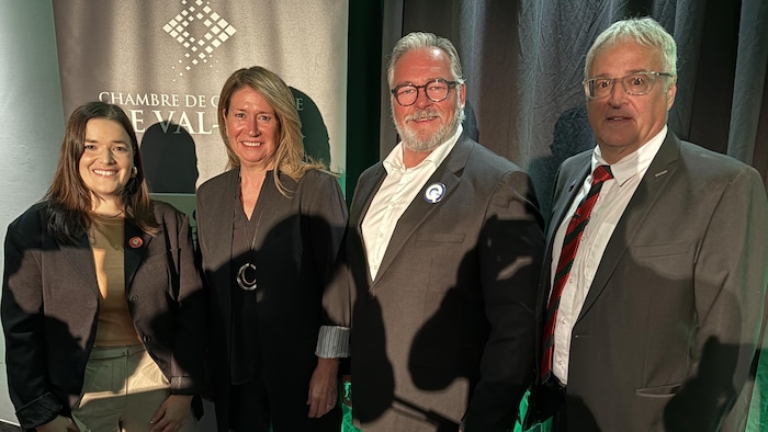 Les quatre candidats posent côte à côte.