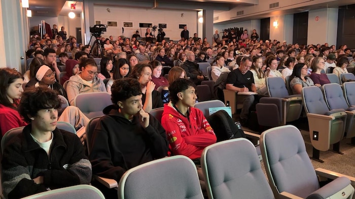 Une foule d'étudiants attentif au débat.