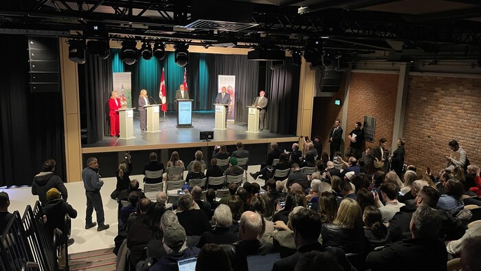 Bonnie Crombie, Marit Stiles, Markus Schwabe, Doug Ford et Mike Schreiner derrière des podiums.