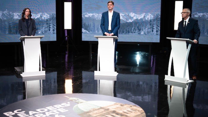 De gauche à droite, la cheffe des verts, Emily Lowan, le chef du NPD, David Eby, et le chef des conservateurs, Lorne Doerkson, lors du débat des chefs à Vancouver le mercredi 14 octobre 2026.

