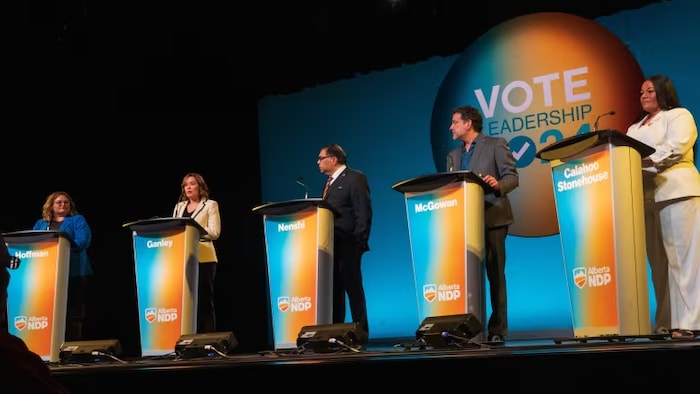 Les cinq candidats à la succession de Rachel Notley à la chefferie du Nouveau Parti démocratique de l’Alberta s'affrontent lors d’un premier débat public qui a eu lieu à Lethbridge, le 25 avril 2024.