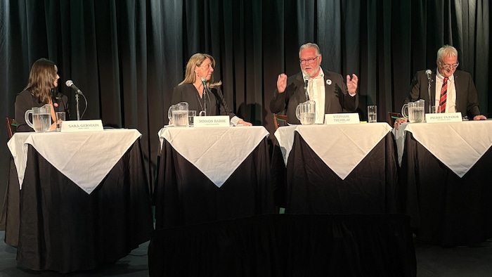 Sara Germain, Manon Barbe et Pierre Dufour écoutent le candidat Stéphane Tremblay qui s'exprime lors du débat.
