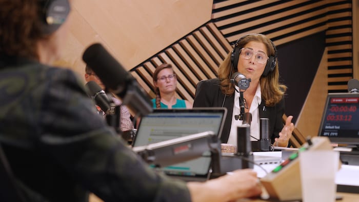 Pascale Déry parle en regardant Catherine Perrin, en studio.