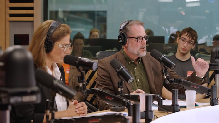 Alexandre Leduc et Pascale Déry sont assis autour de la table, en studio.
