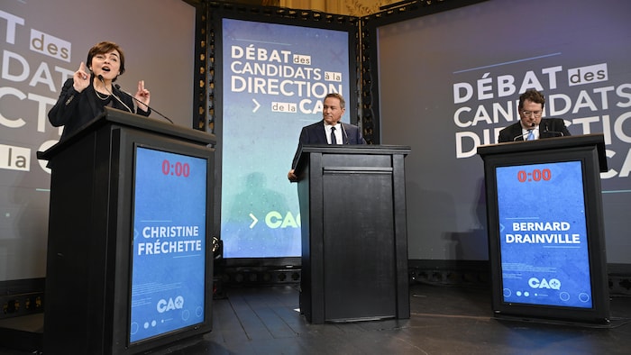 Les candidats et le modérateur sur scène.
