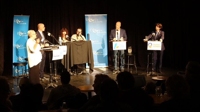 Les quatre candidats des Îles-de-la-Madeleine lors du débat de CFIM 2026.