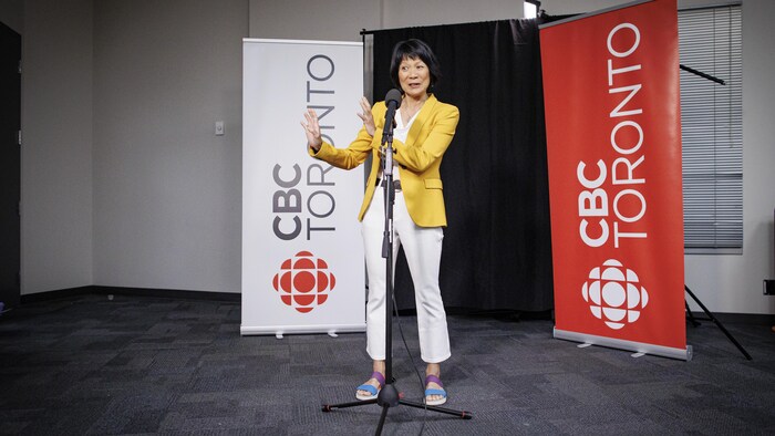 Olivia Chow parle devant un micro lors d'un point de presse.