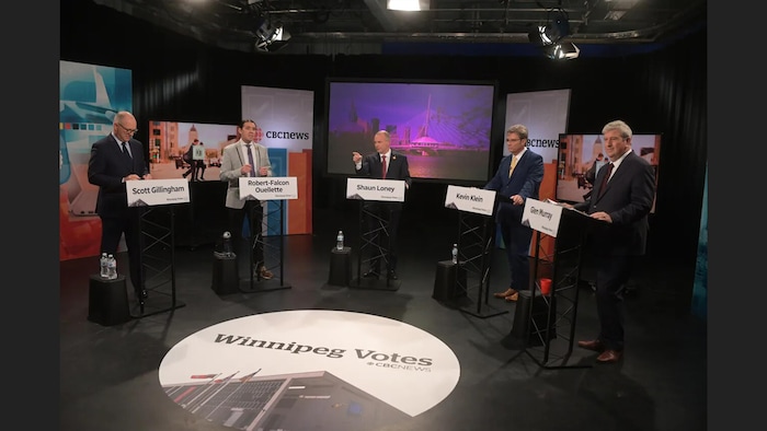 Cinq candidats à la mairie de Winnipeg ont pris part à un débat le mercredi 19 octobre 2022 pour tenter de convaincre les électeurs.