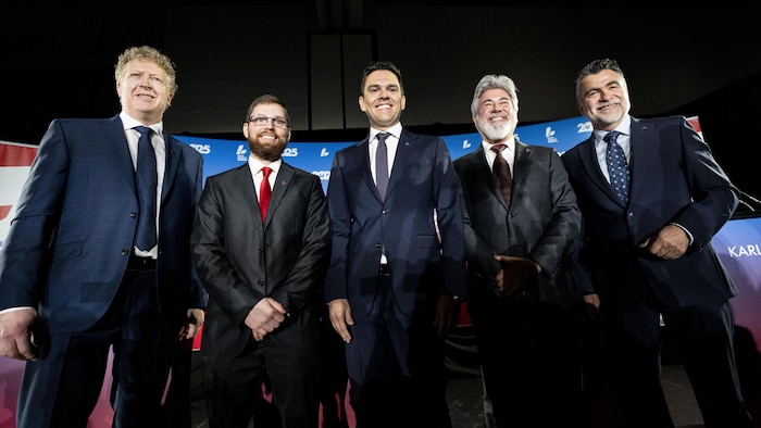 Les candidats sourient lors du débat à Laval, le 3 mai 2025.
