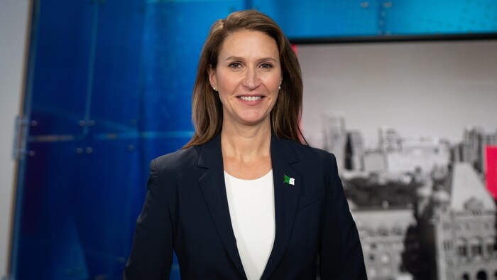 Caroline Mulroney sourit face à la caméra.