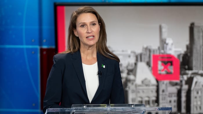 Caroline Mulroney face à la caméra pendant le débat.