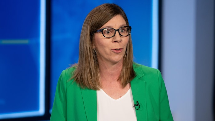 Michelle Petersen face à la caméra pendant le débat.