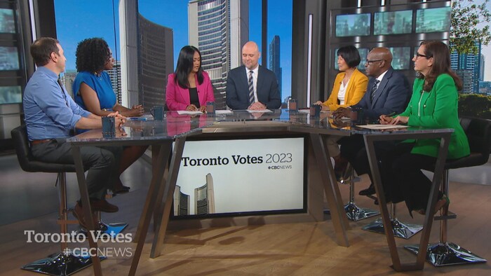 Josh Matlow, Mitzie Hunter, Olivia Chow, Mark Saunders et Ana Bailão participent à un débat sur un plateau télévisé autour d'une table.