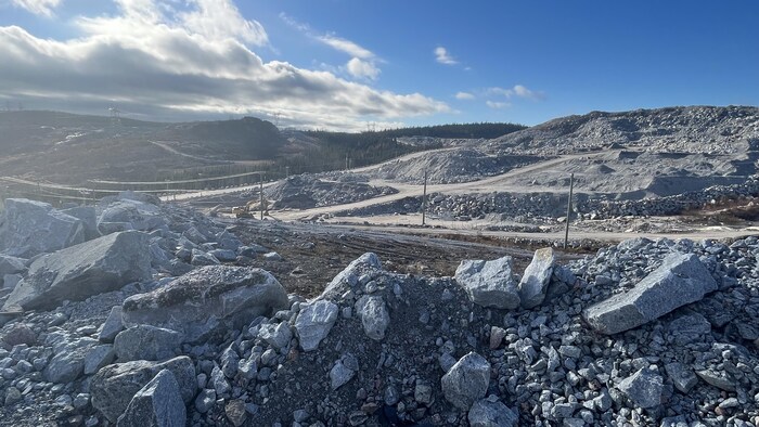 Des chemins faits dans le gravier sur le chantier de la Romaine-4.