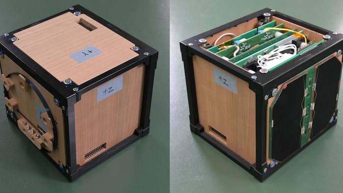 Un petit satellite en bois rempli de composantes électroniques.