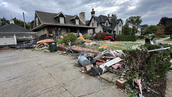 Des matériaux de construction sur le parterre d’une maison.