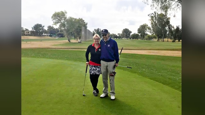 Jay et Deb MacDonald sur un terrain de golf.