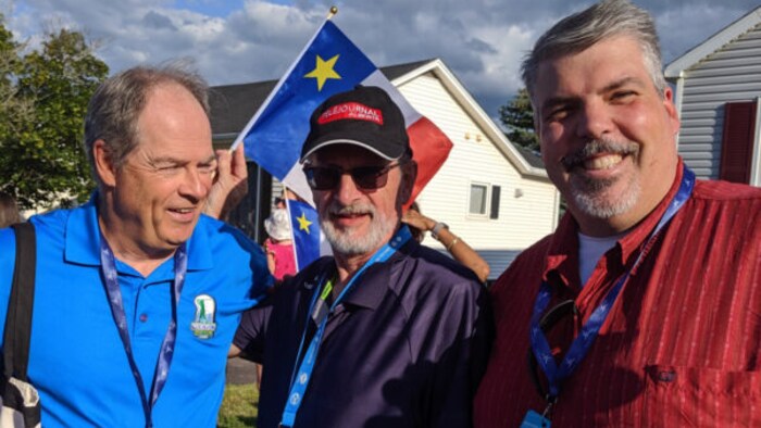 Gérard Lévesque à Dieppe, en banlieue de Moncton, au Nouveau-Brunswick, flanqué de Carol Jolin et de Peter Hominuk.