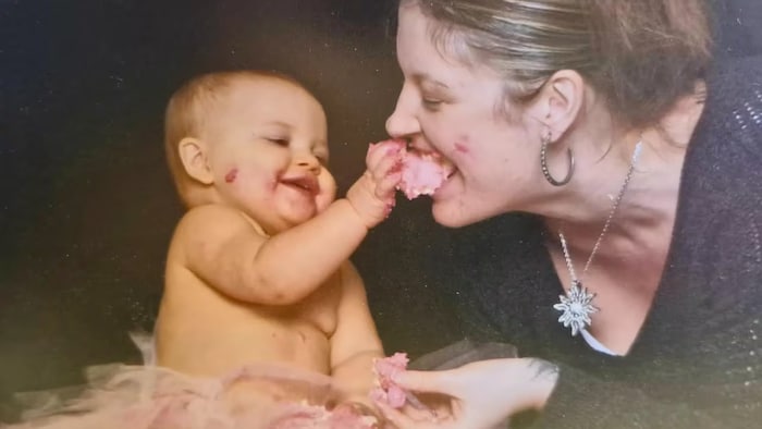 Amber Olson et l'une de ses filles.