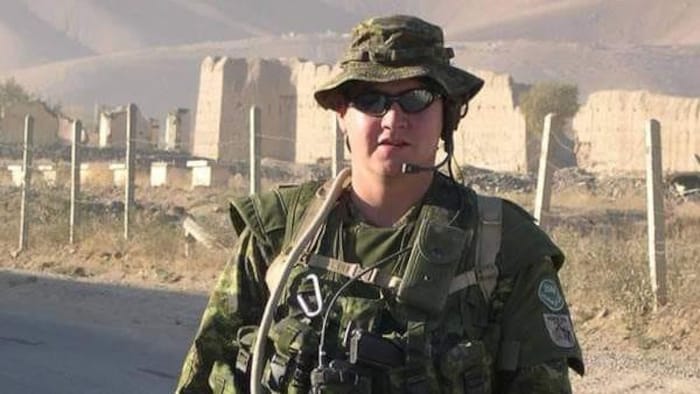 Un soldat tient une arme.